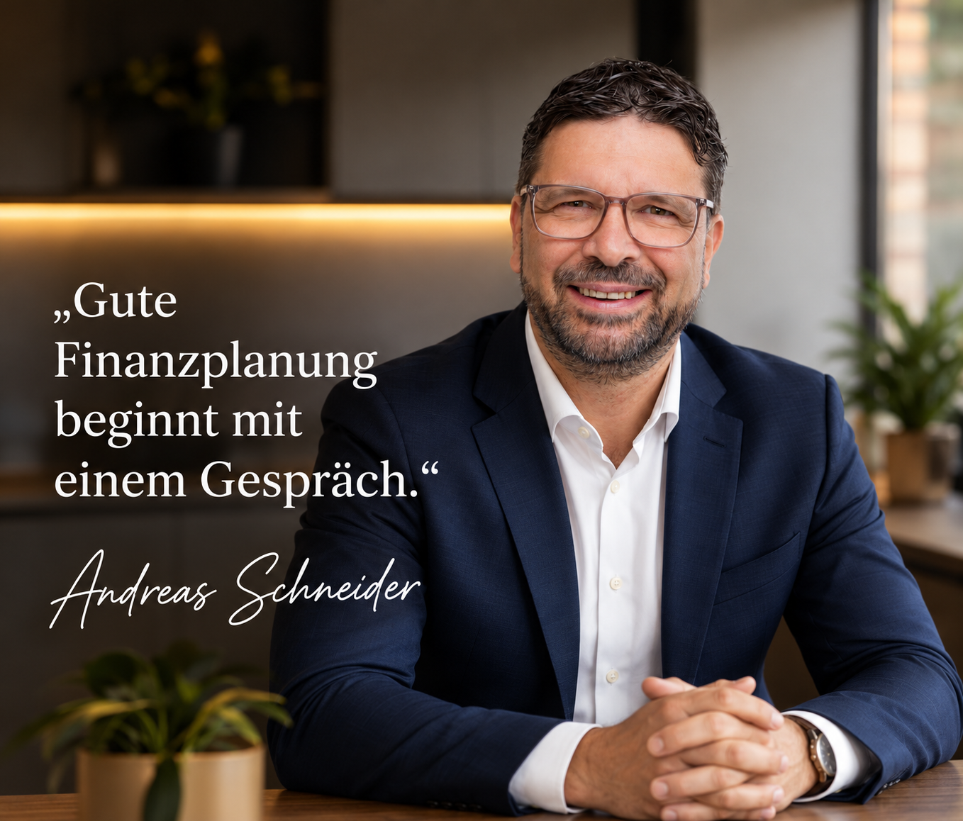 Andreas Schneider im Beratungsmotiv – Gute Finanzplanung beginnt mit einem Gespräch.